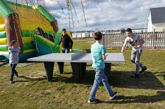 Adolescents - table de ping-pong - Camping Loire et Châteaux