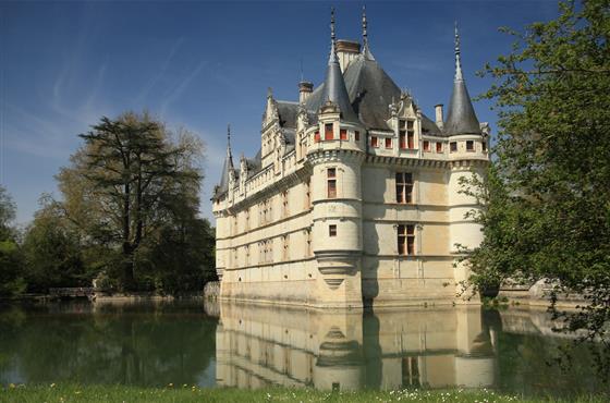 Château d'Azay le Rideau - Offre week-end, court-séjour en couple, entre amis, en famille en Val de Loire - Camping Loire et Châteaux à Bréhémont entre Tours et Saumur près des Châteaux de la Loire