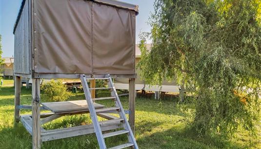 Campétoile 2 personnes - Espace de couchage et table couverte-Camping Loire et Châteaux-Bréhémont