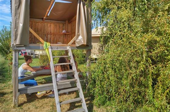 Campétoile 2 personnes - Espace de couchage et table couverte-Camping Loire et Châteaux-Bréhémont