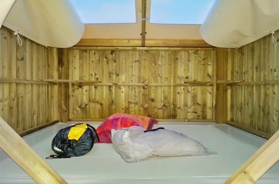 Campétoile 2 personnes - Espace de couchage et table couverte-Camping Loire et Châteaux-Bréhémont