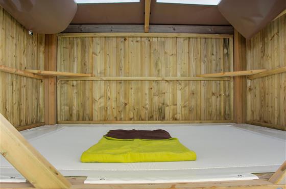 Campétoile 2 personnes - Espace de couchage et table couverte-Camping Loire et Châteaux-Bréhémont