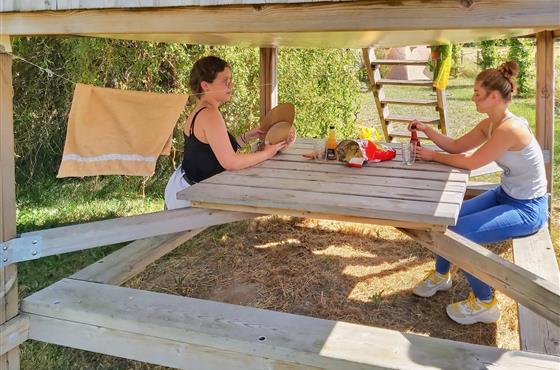 Campétoile 2 personnes - Espace de couchage et table couverte-Camping Loire et Châteaux-Bréhémont