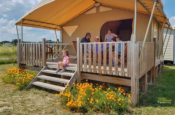 Bungalow toilé 4/5 personnes 2 chambres au Camping Loire et Châteaux à Bréhémont en Indre et Loire proche de Tours et Saumur, près des châteaux de La Loire