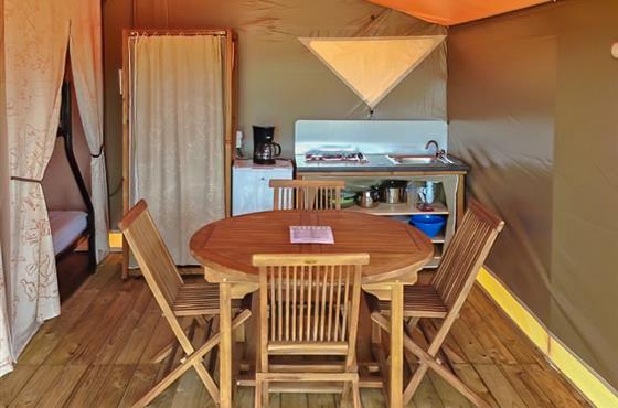 Bungalow toilé 4/5 personnes 2 chambres au Camping Loire et Châteaux à Bréhémont en Indre et Loire proche de Tours et Saumur, près des châteaux de La Loire