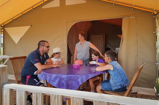 Bungalow toilé 4/5 personnes 2 chambres au Camping Loire et Châteaux à Bréhémont en Indre et Loire proche de Tours et Saumur, près des châteaux de La Loire