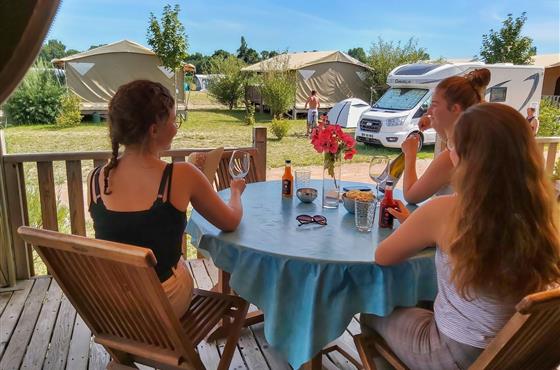 Bungalow toilé 4/5 personnes 2 chambres au Camping Loire et Châteaux à Bréhémont en Indre et Loire proche de Tours et Saumur, près des châteaux de La Loire