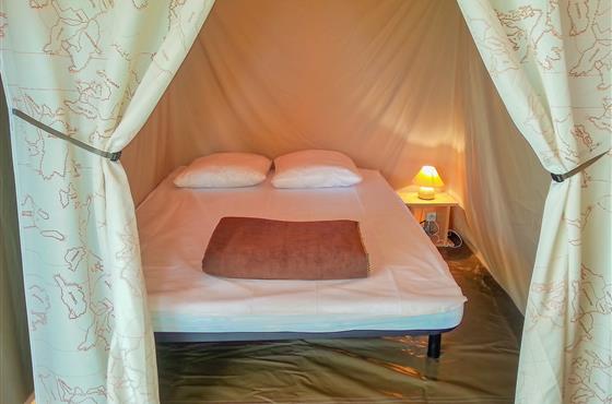 Bungalow toilé 4/5 personnes 2 chambres au Camping Loire et Châteaux à Bréhémont en Indre et Loire proche de Tours et Saumur, près des châteaux de La Loire