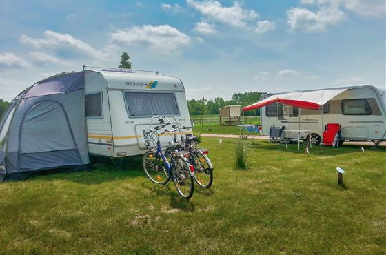 Emplacements camping tentes caravanes et camping-car au Camping Loire et Châteaux à Bréhémont en Indre et Loire proche de Tours et Saumur, près des châteaux de La Loire