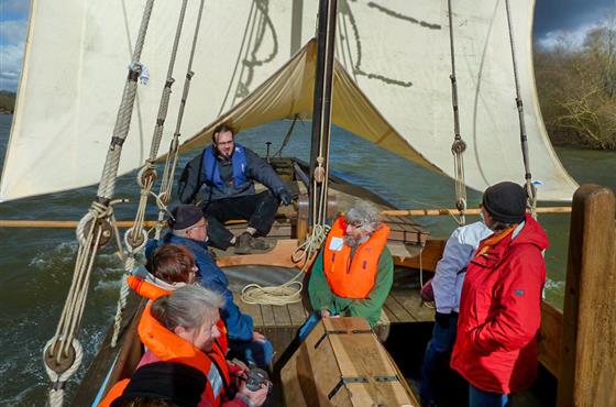 Association La Matelote, balade en bateau traditionnel proche du Camping Loire et Châteaux à Bréhémont en Indre et Loire proche de Tours et Saumur, près des châteaux de La Loire