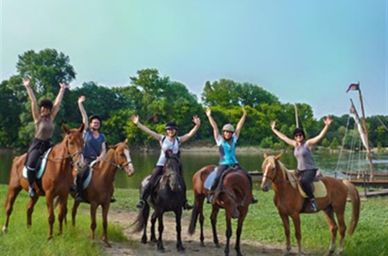 Balade à cheval avec Touraine Cheval proche du Camping Loire et Châteaux à Bréhémont en Indre et Loire proche de Tours et Saumur, près des châteaux de La Loire