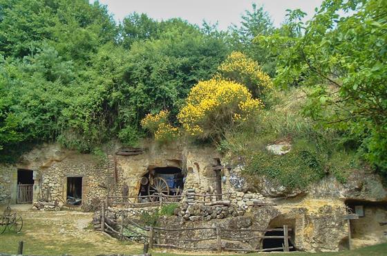 Vallée Troglodytique des Goupillières proche du Camping Loire et Châteaux à Bréhémont en Indre et Loire proche de Tours et Saumur, près des châteaux de La Loire