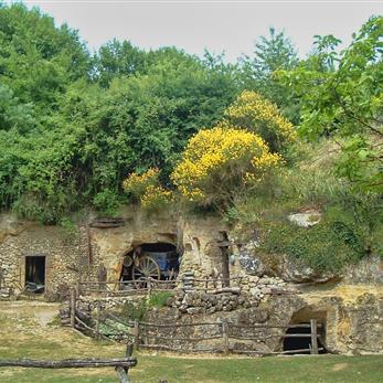 Vallée Troglodytique des Goupillières proche du Camping Loire et Châteaux à Bréhémont en Indre et Loire proche de Tours et Saumur, près des châteaux de La Loire
