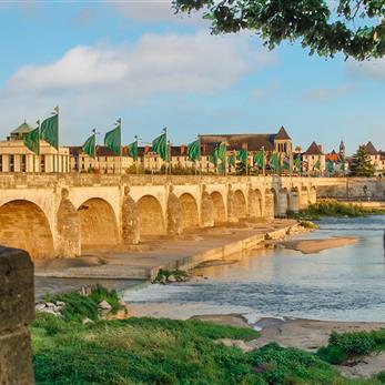 Tours proche du Camping Loire et Châteaux à Bréhémont en Indre et Loire proche de Tours et Saumur, près des châteaux de La Loire