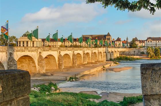 Tours proche du Camping Loire et Châteaux à Bréhémont en Indre et Loire proche de Tours et Saumur, près des châteaux de La Loire